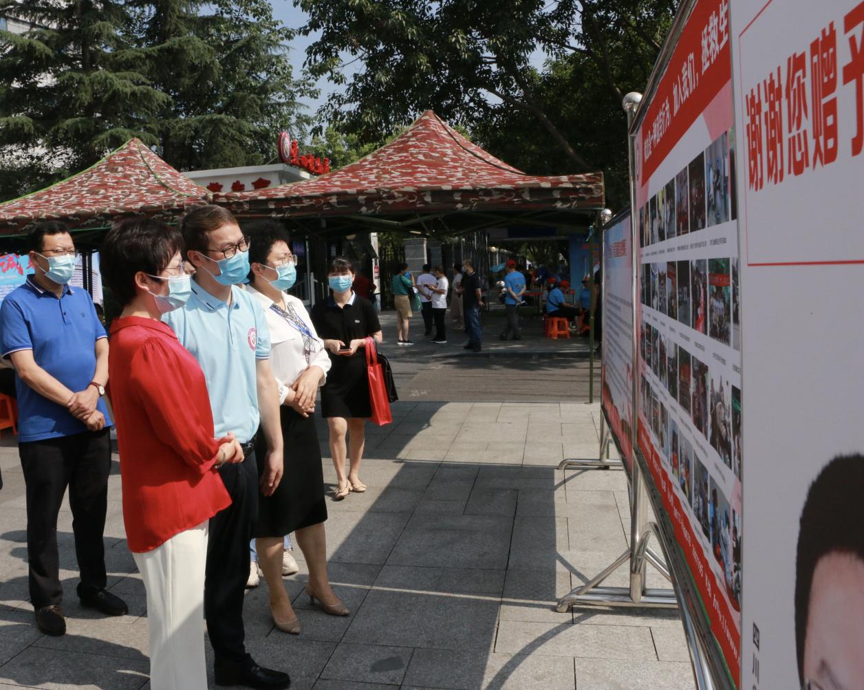参观展板.jpg